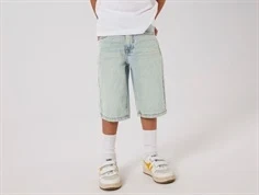 Dreng klædt i knælange denim shorts fra Name It 13244143 vintage light blue denim